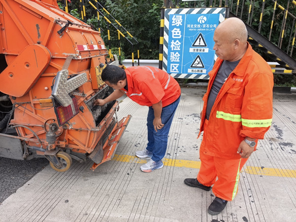 車(chē)輛檢查_(kāi)副本.jpg 車(chē)輛檢查_(kāi)副本.jpg